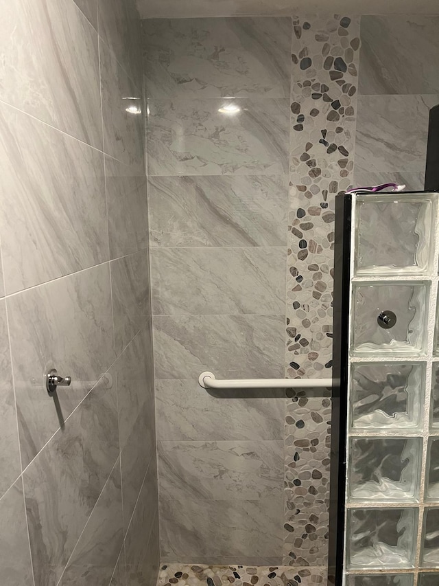 7514 Sierra Dr E, Boca Raton, FL 33433 - bathroom featuring a tile shower