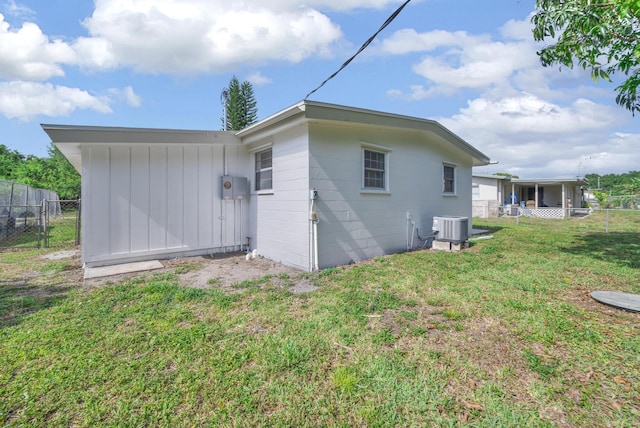 907 Skylark Dr, Fort Pierce, FL 34982 - back of property featuring cooling unit