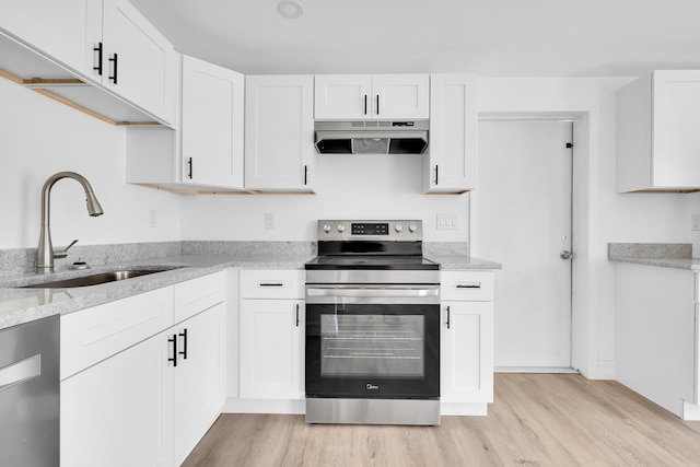 907 Skylark Dr, Fort Pierce, FL 34982 - kitchen with stainless steel appliances, under cabinet range hood, a sink, and light wood finished floors