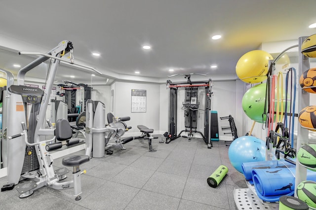 exercise room featuring recessed lighting