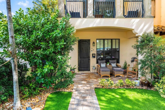507 SW 17th St, Fort Lauderdale, FL 33315 - property entrance with stucco siding and a balcony