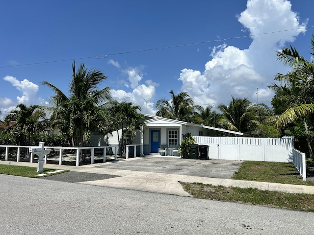 1119 S Ridge St, Lake Worth, FL 33460 - view of front of property with a fenced front yard