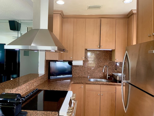 kitchen featuring freestanding refrigerator, exhaust hood, a sink, electric stove, and tasteful backsplash