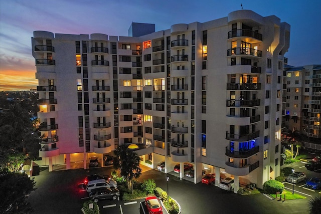 view of apartment building / complex