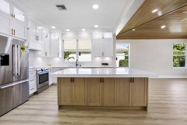3333 Southern Cay Dr, Jupiter, FL 33477 - kitchen with stainless steel appliances, a kitchen island, light wood-type flooring, a sink, and recessed lighting