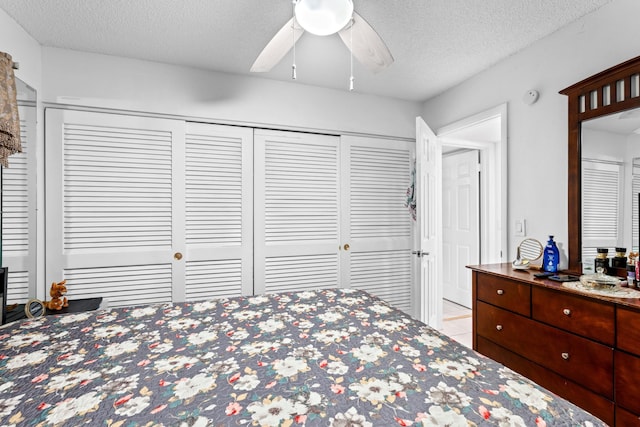 2538 Boundbrook Dr S Unit 140, West Palm Beach, FL 33406 - bedroom featuring a textured ceiling, a closet, and ceiling fan