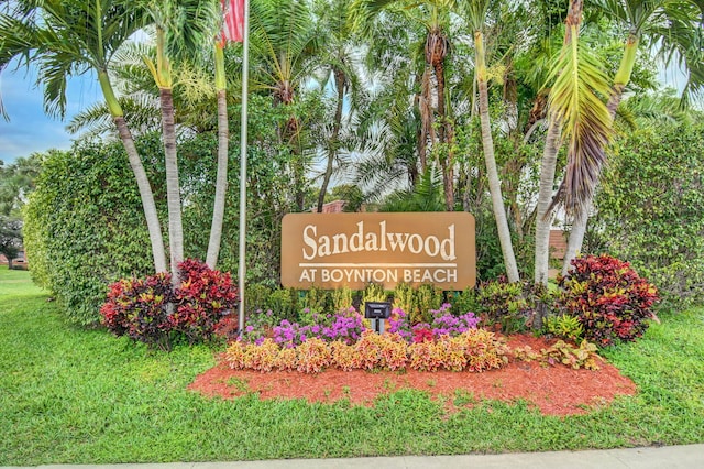 community / neighborhood sign featuring a yard