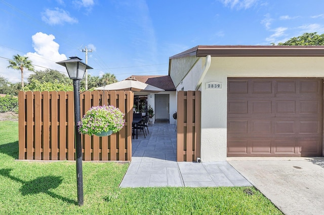 3839 Coco Loba Ln, Boynton Beach, FL 33436 - view of front facade with stucco siding and an attached garage