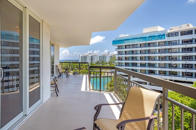901 E Camino Real Unit 7C, Boca Raton, FL 33432 - balcony featuring view of pool area and a view of city