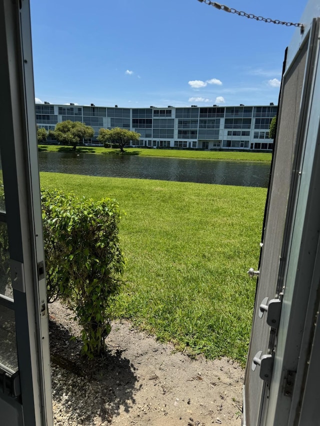 view of grassy yard featuring a water view