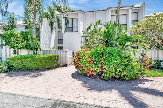 903 Bridgewood Pl, Boca Raton, FL 33434 - view of front facade featuring stucco siding and a tile roof