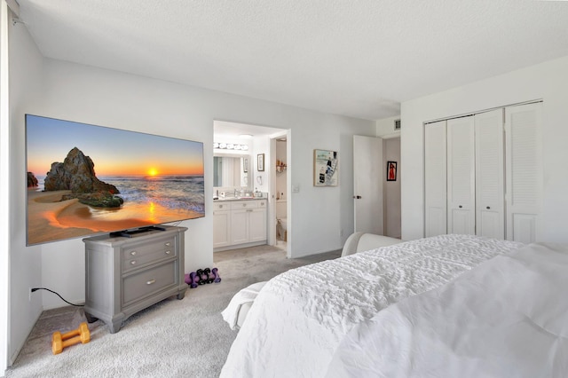 903 Bridgewood Pl, Boca Raton, FL 33434 - bedroom featuring light carpet, a closet, and ensuite bath