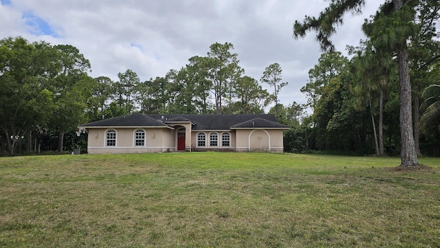 ranch-style home featuring a front yard and stucco siding