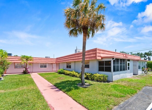 266 Seville L, Delray Beach, FL 33446 - ranch-style home with a front yard and stucco siding