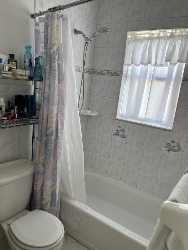 bathroom featuring toilet and shower / tub combo