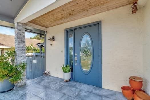 701 SW 1st Ave S, Boynton Beach, FL 33426 - doorway to property with stucco siding