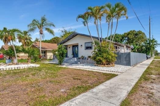 701 SW 1st Ave S, Boynton Beach, FL 33426 - view of front of house featuring fence and stucco siding