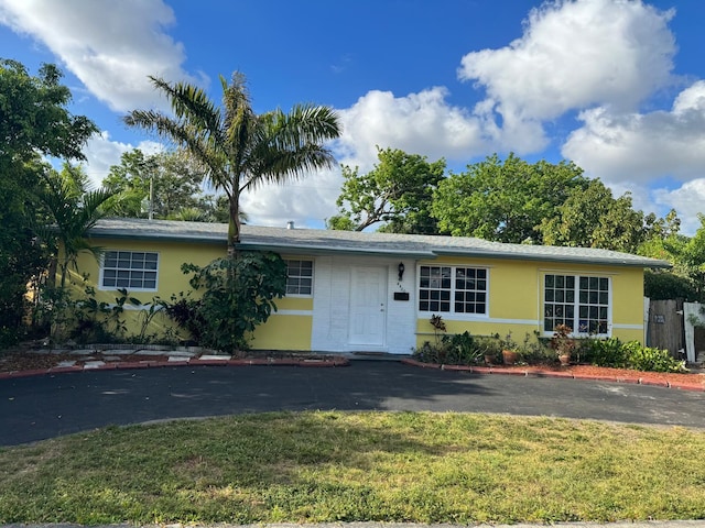 4420 NW 34th St, Lauderdale Lakes, FL 33319 - single story home featuring a front yard and stucco siding