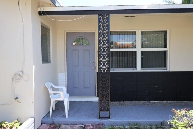 1454 NE 2nd Ct, Boca Raton, FL 33432 - entrance to property featuring stucco siding and a porch