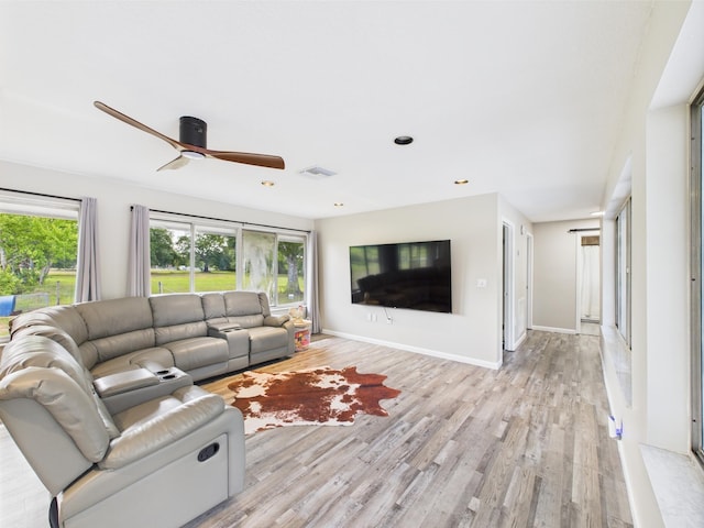 living area featuring ceiling fan, light wood finished floors, recessed lighting, and baseboards