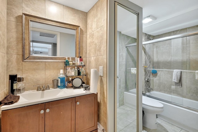 2950 SW 22nd Cir Unit 4C, Delray Beach, FL 33445 - full bathroom featuring tile walls, toilet, vanity, combined bath / shower with glass door, and backsplash
