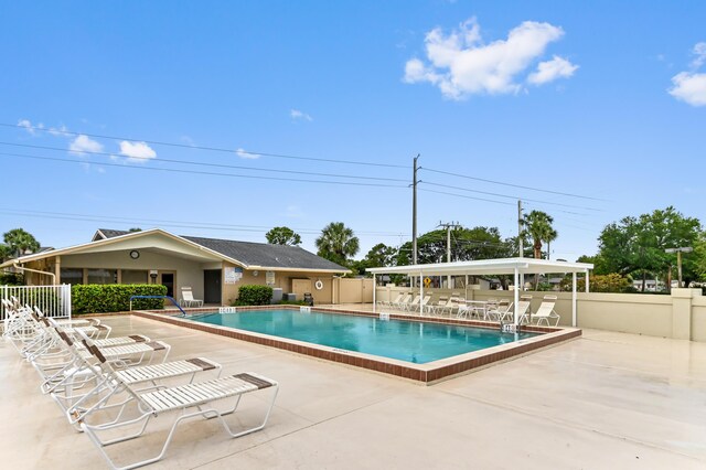 3001 SE Aster Ln Unit 908, Stuart, FL 34994 - community pool with a patio and fence
