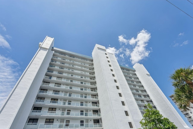 view of apartment building / complex
