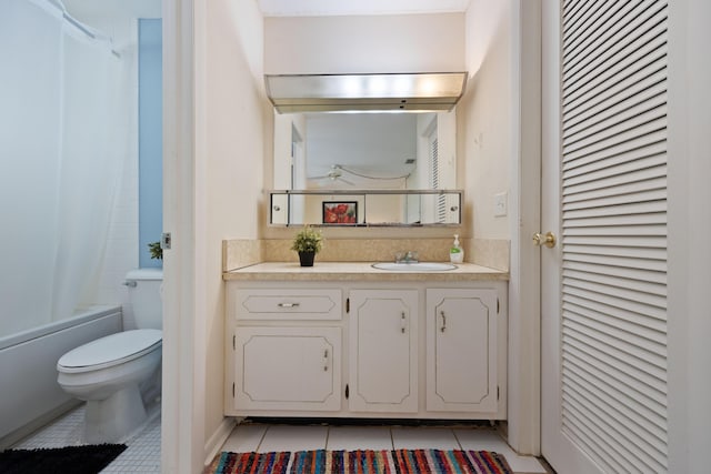 full bath with tile patterned floors, toilet, vanity, shower / bath combo, and a ceiling fan