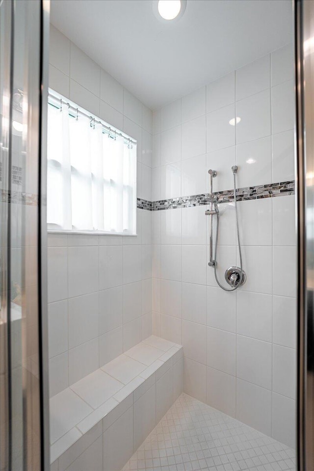 bathroom featuring a tile shower