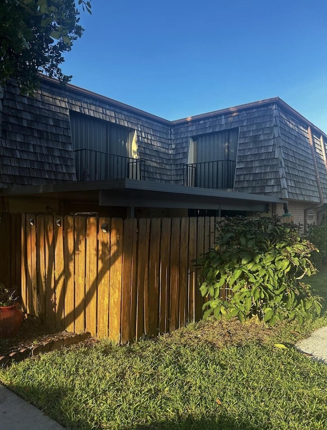 341 Lake Arbor Dr, Palm Springs, FL 33461 - view of side of home with mansard roof