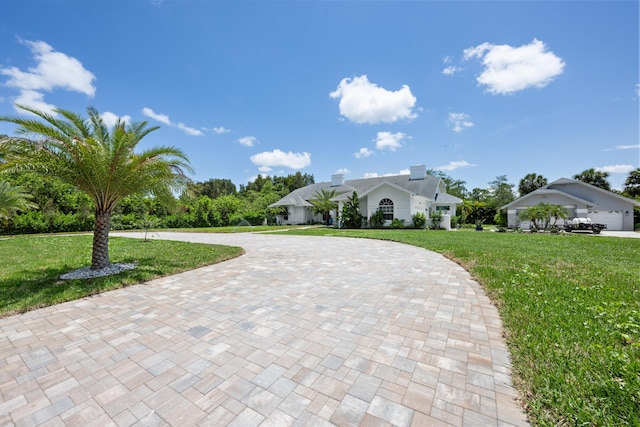 view of front facade featuring a front lawn and curved driveway