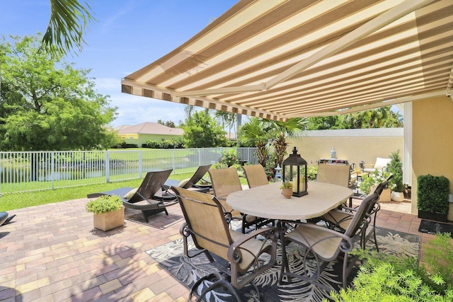5021 Magnolia Bay Cir, Palm Beach Gardens, FL 33418 - view of patio / terrace with outdoor dining area and a fenced backyard
