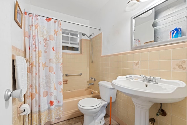 310 SW 2nd St, Boca Raton, FL 33432 - full bath featuring tile walls, shower / bath combo with shower curtain, toilet, and a wainscoted wall