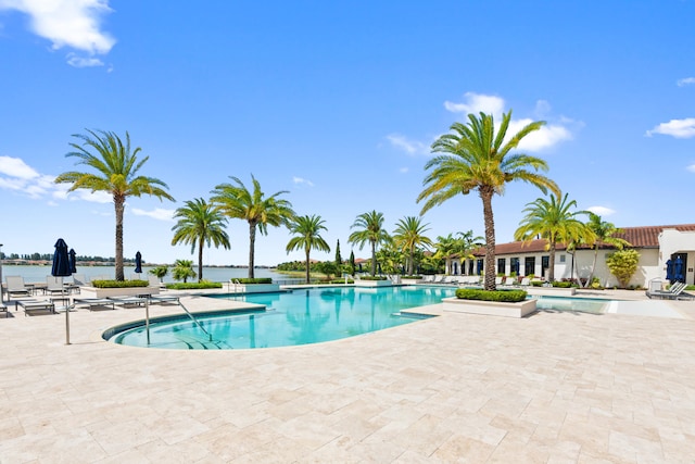 8640 E Baypoint Cir, Parkland, FL 33076 - community pool with a patio