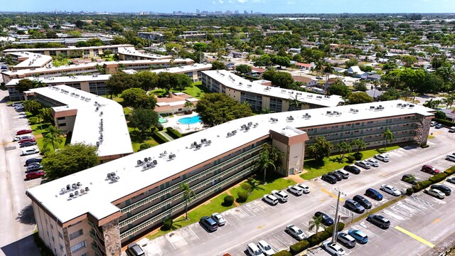 view of urban area featuring a pool