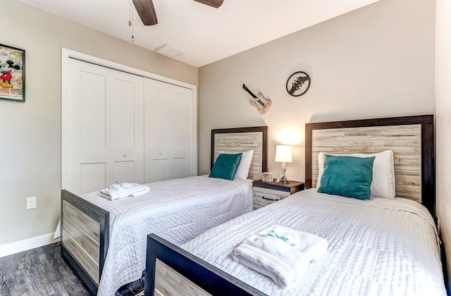 bedroom featuring wood finished floors, a closet, baseboards, and a ceiling fan