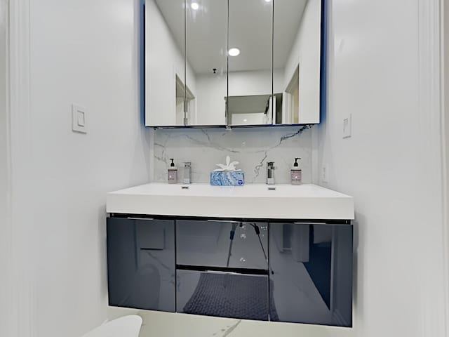 3100 Parkway Blvd Unit 310, Kissimmee, FL 34747 - bathroom featuring tasteful backsplash and vanity