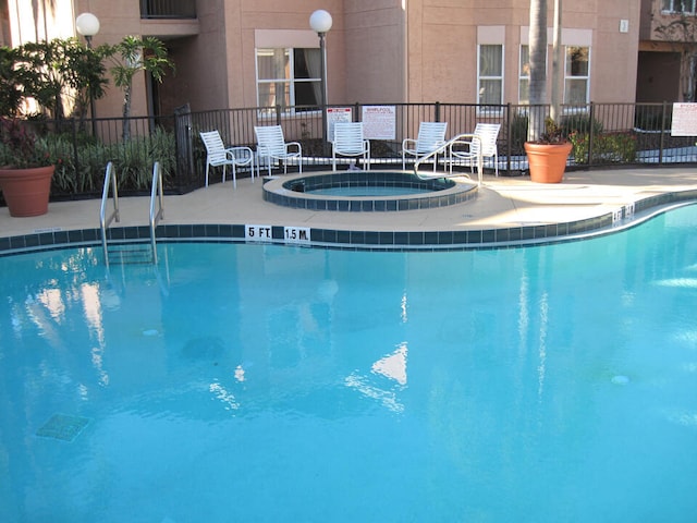 3100 Parkway Blvd Unit 310, Kissimmee, FL 34747 - community pool with a community hot tub, fence, and a patio area