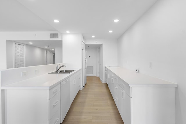 3360 S Ocean Blvd Unit 5Fii, Palm Beach, FL 33480 - kitchen with a sink, white appliances, recessed lighting, light wood-style flooring, and a peninsula