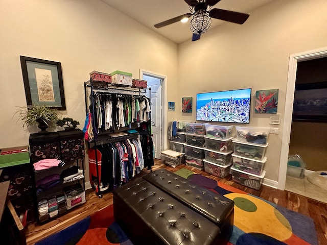 walk in closet featuring wood finished floors and a ceiling fan