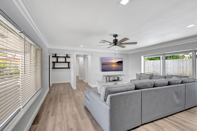 living area with light wood-type flooring, baseboards, a ceiling fan, crown molding, and recessed lighting