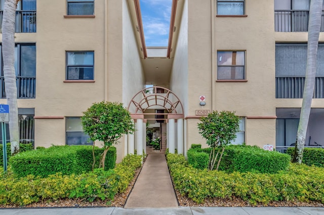 view of apartment building / complex