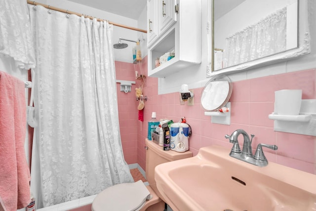 730 NE 23rd Pl, Pompano Beach, FL 33064 - bathroom with a sink, curtained shower, toilet, and tile walls