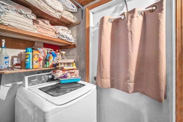 730 NE 23rd Pl, Pompano Beach, FL 33064 - laundry room with washer / dryer