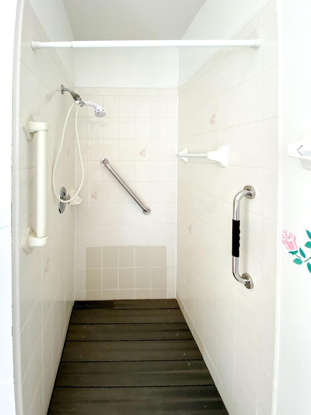 full bath with tiled shower and pet washing area