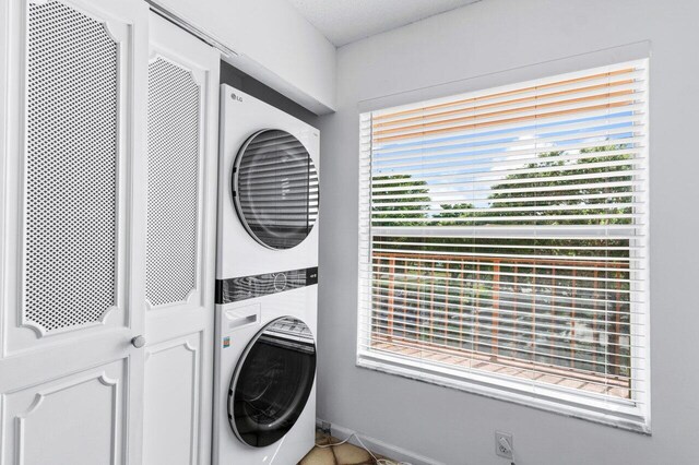 14623 Bonaire Blvd Unit 405, Delray Beach, FL 33446 - laundry area featuring stacked washer / drying machine
