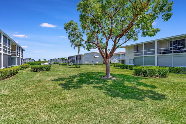 view of grassy yard featuring a residential view