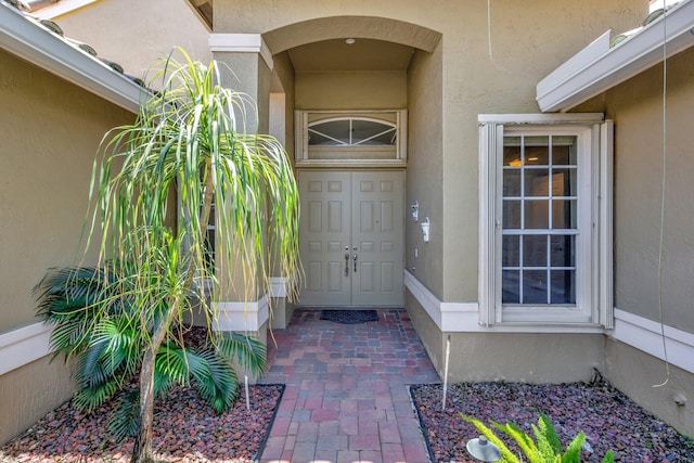 property entrance featuring stucco siding