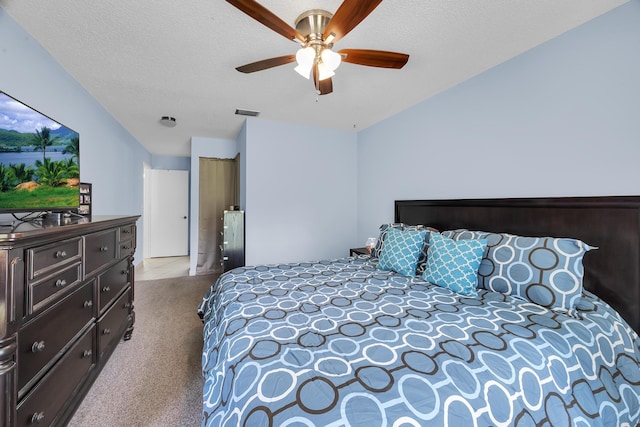 bedroom featuring carpet flooring, a textured ceiling, and a ceiling fan