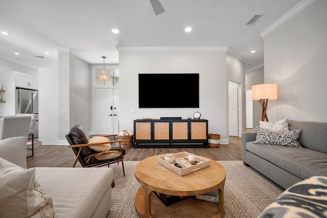 living area featuring light wood-style flooring, recessed lighting, crown molding, baseboards, and ceiling fan